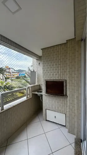 Lindo apartamento com 2 dormitórios ( sendo 1 suíte ) garagem 50 metros da praia