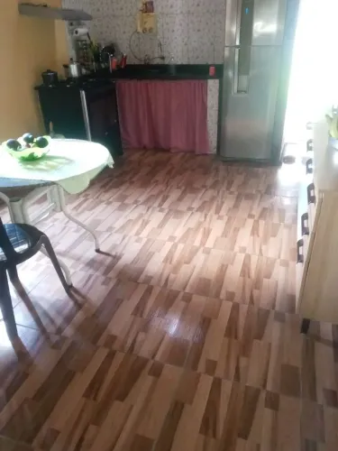 Sítio com plantas é casa bem estruturada.