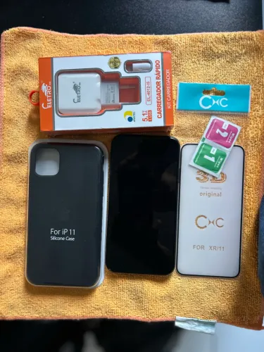 iPhone 11 - 64GB - Preto + Acessórios