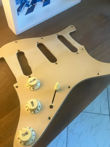 Escudo Strato + Ponte + Tarraxas Squier