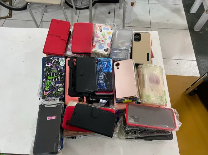 Lote de Capinha de Celular com 104 Unidades