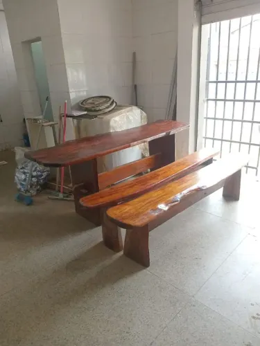 Mesa de madeira com os bancos