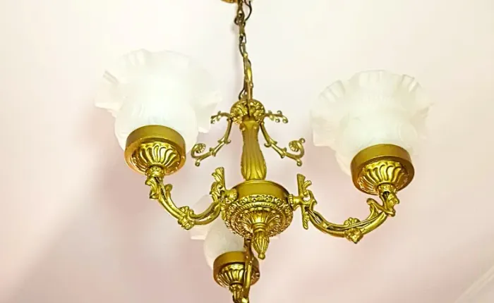 Lustre de bronze estilo colonial Vintage com 3 lâmpadas em copo tulipa de vidro leitoso