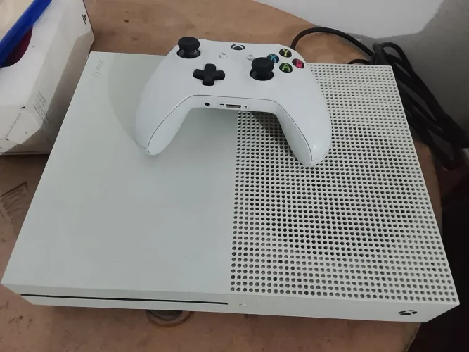 Xbox One S 1TB + 1 Controle, funciona tudo 100%