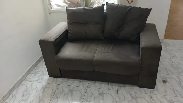 Sofá 2 Lugares Marrom em Bom Estado