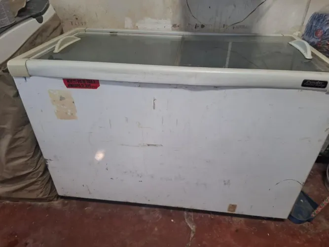 Freezer horizontal expositor 437 litros, tampa de vidro Esmaltec.