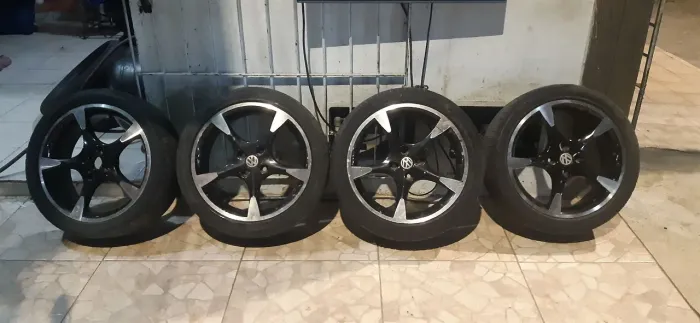 Vendo esse jogo de roda com pneus aro 17. 205/45 17