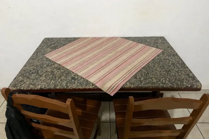 Mesa de jantar com tampo de mármore + 2 cadeiras de madeira - ótimo estado