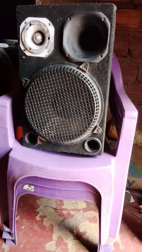 Vendo uma caixa de som de carro vai com a força 