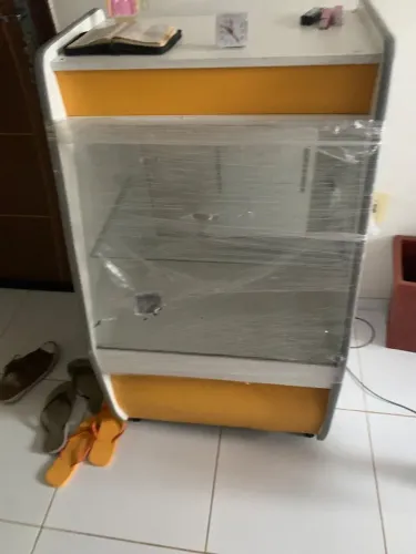 Balcão expositor com caixa