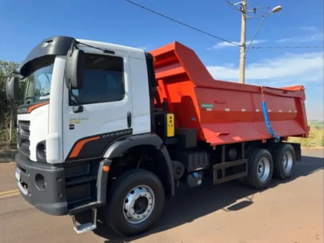 VW 31.320 ano 2025, 6x4, com caçamba meia cana de 14 m, em SP