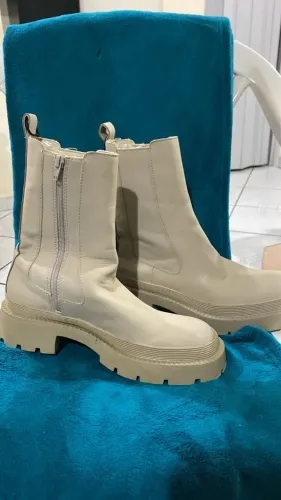Bota Zara Off-White / Bege Tratorada (cano médio)