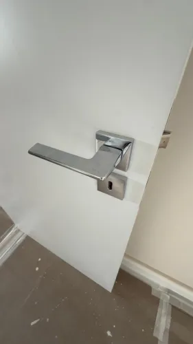 Porta branca completa Sincol com fechaduras pado 