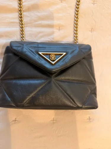 Bolsa Schutz couro preta, média, estado de nova, na loja está 1.400,00