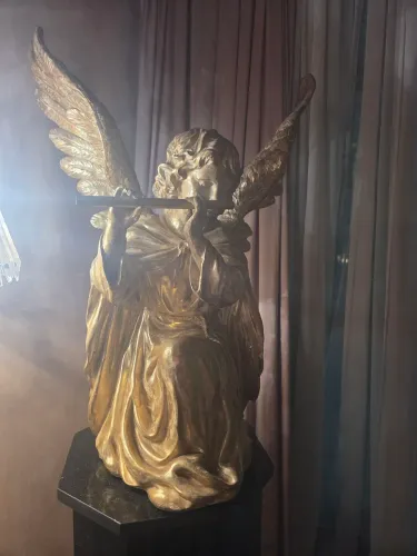 Escultura anjo musico
