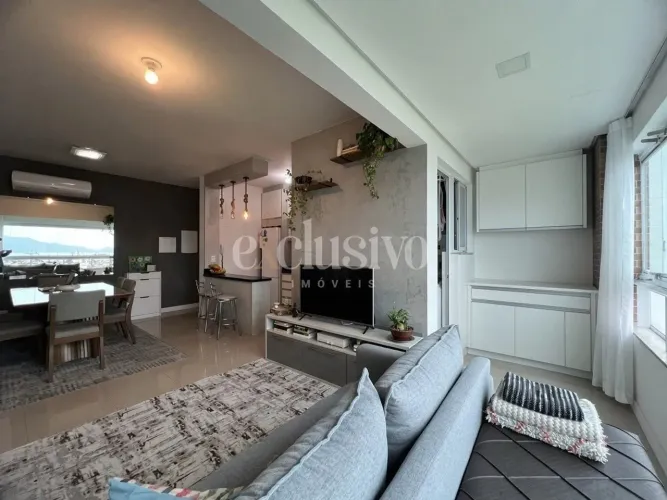 Apartamento semimobiliado com vista mar em condomínio clube