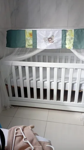Vende-se berço com mosquiteiro