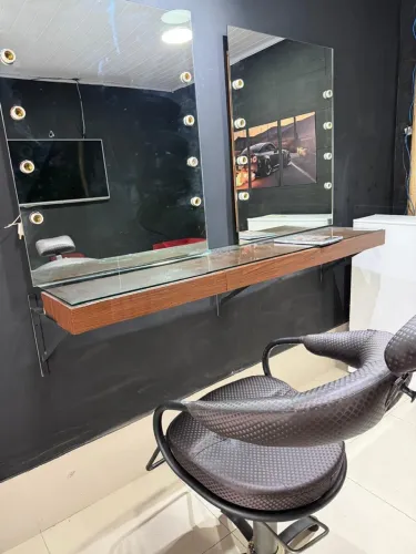 Alugo cadeira em barbearia no centro de nova Iguaçú rua principal em frente ao prontonil