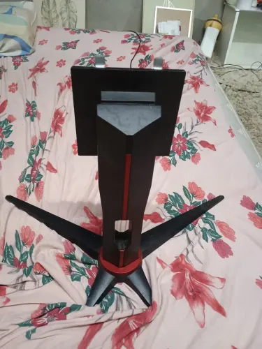 Pedestal monitor gamer  AOC 24 pegadas 