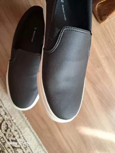 vendo sapato masculino numero 43 sem marcas de uso novo custa 200
