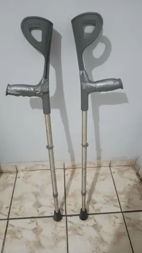 Par de muletas e robofoot.
