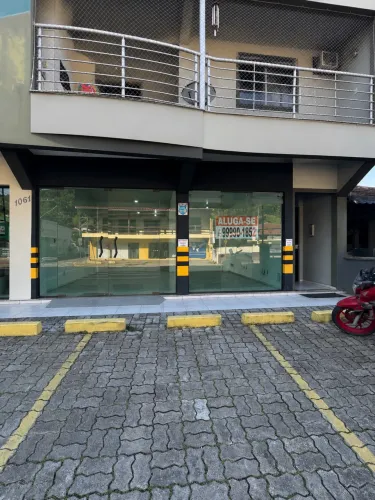 Aluga-se sala comercial na Ilha da Figueira