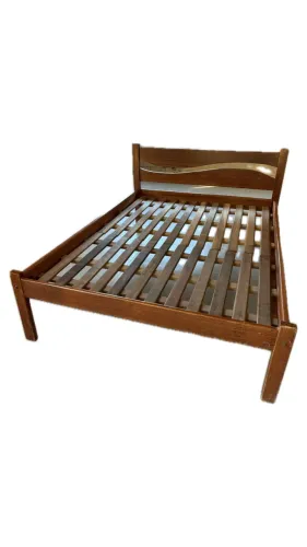Cama de casal de madeira