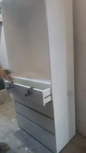 Vende-se closet com 4 gaveta