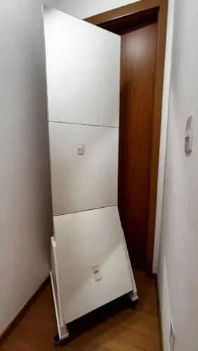 Espelho com suporte em MDF e rodinhas de silicone com travas