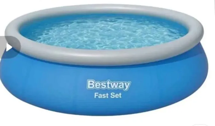 PISCINA MAIS BOMBA 2300 LITRO. VALOR 50