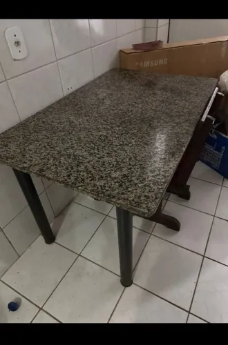 Mesa com tampo de granito e cadeiras de madeira dobraveis