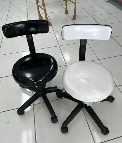 Cadeira tipo Mocho com encosto, preto ou branco - novo e com nota