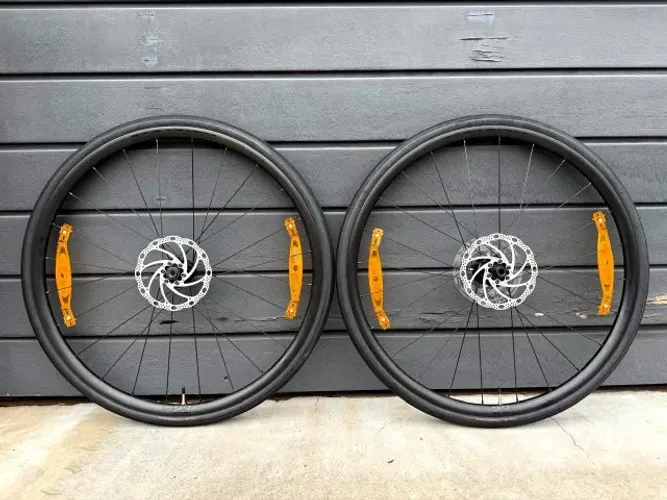 Par Roda Bontrager Paradigm TLR23 700x32 Pneus Rotores Shimano