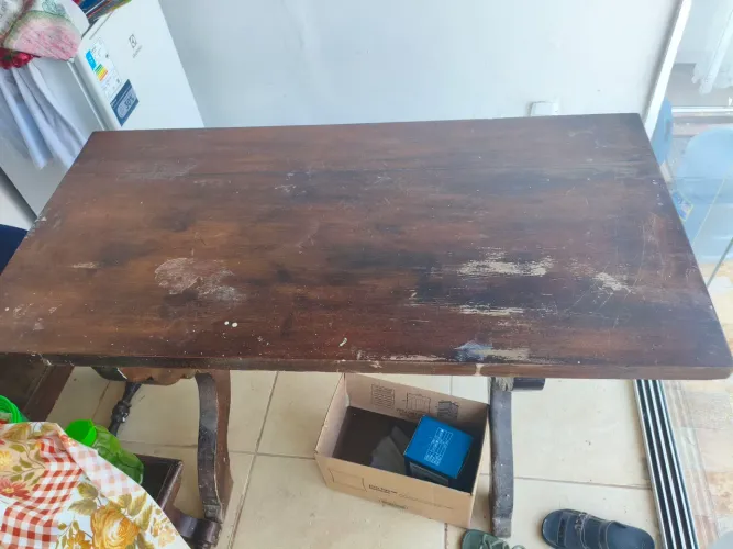 Mesa de madeira com 4 cadeiras