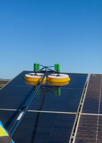 Escova giratória dupla para limpeza placa solar