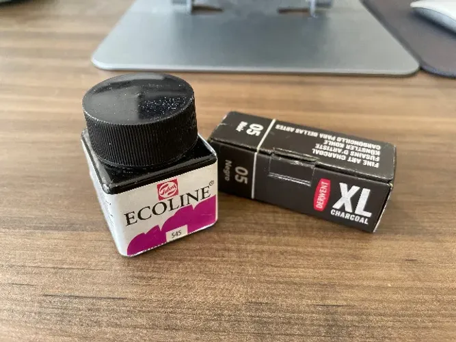 Carvão Derwent XL Preto + Aquarela líquida Ecoline Red Violet
