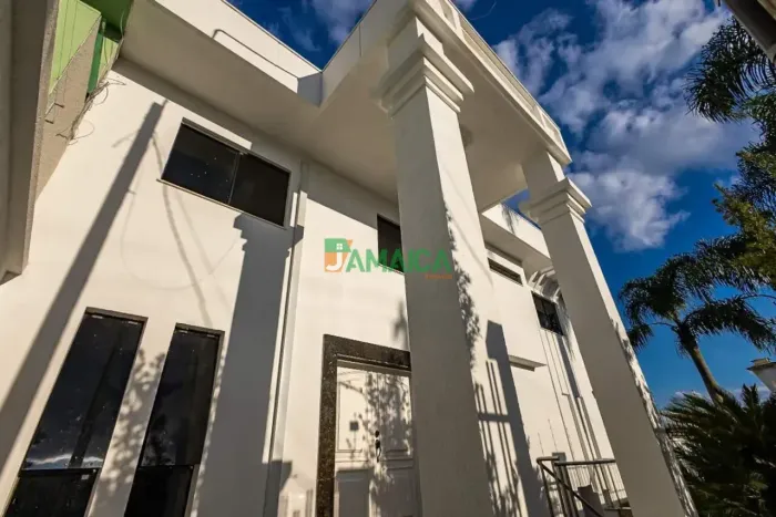 Sobrado á venda no Guabirotuba na Rua Jean Baptista Debret. - 5401