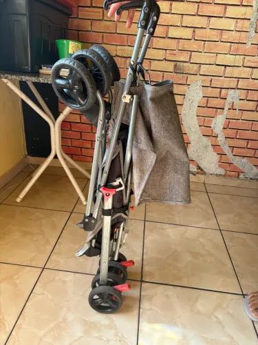 Carrinho guarda chuva cinza 