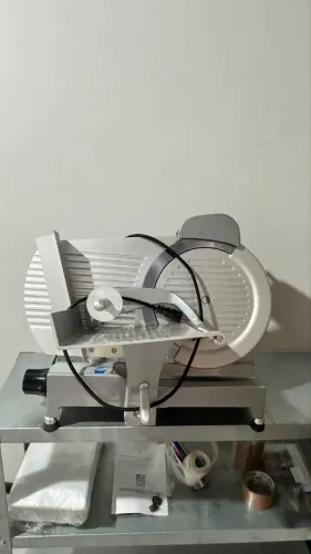 Fatiadora de frios semi automática parcelo