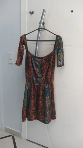 vestido estampado tomara que caia com manga comprida