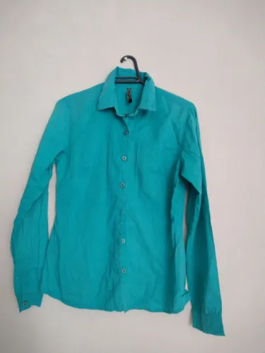 Blusa azul de manga longa 