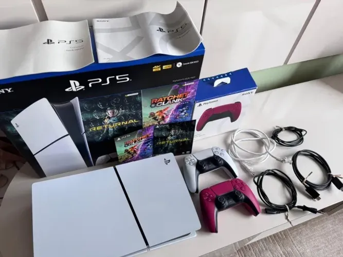 PlayStation 5 Edição Digital (Slim) + 2 Controles - Excelente Estado!