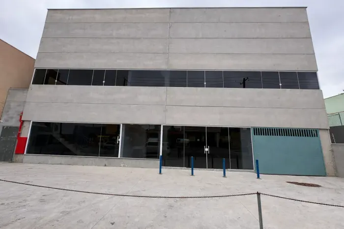 AMPLO IMÓVEL COMERCIAL - ÁREA TOTAL DE 1500 M2