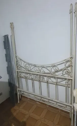 Cama em ferro antiga com dossel