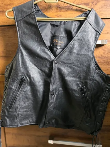 COLETE DE COURO LEGÍTIMO - ESTILO ROCK / BIKER