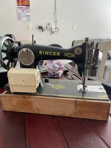 Máquina singer cabeça preta com acelerador