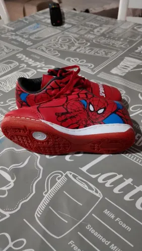 Tênis homem aranha,e Batman em ótimo estado.