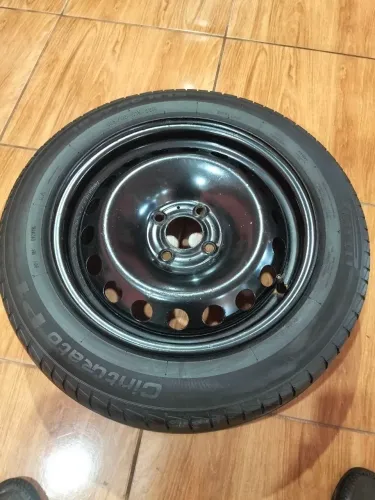 Vendo roda com pneu aro 15 4 x 100