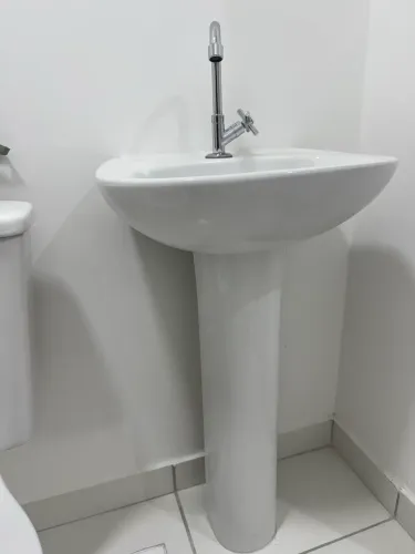 Lavatório com coluna de chão 
