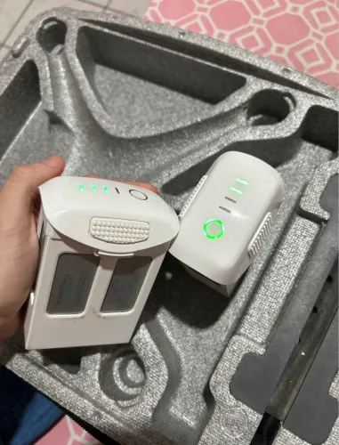 BATERIAS E CARREGADOR DO DRONE DJI PHANTOM 4 PRO
